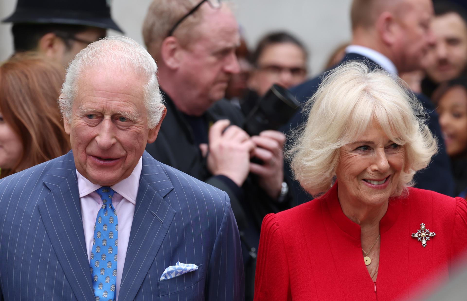 El rey Carlos III y la reina Camila del Reino Unido abandonan la National Gallery de Londres, el 6 de mayo de 2025. EFE/EPA/ANDY RAIN