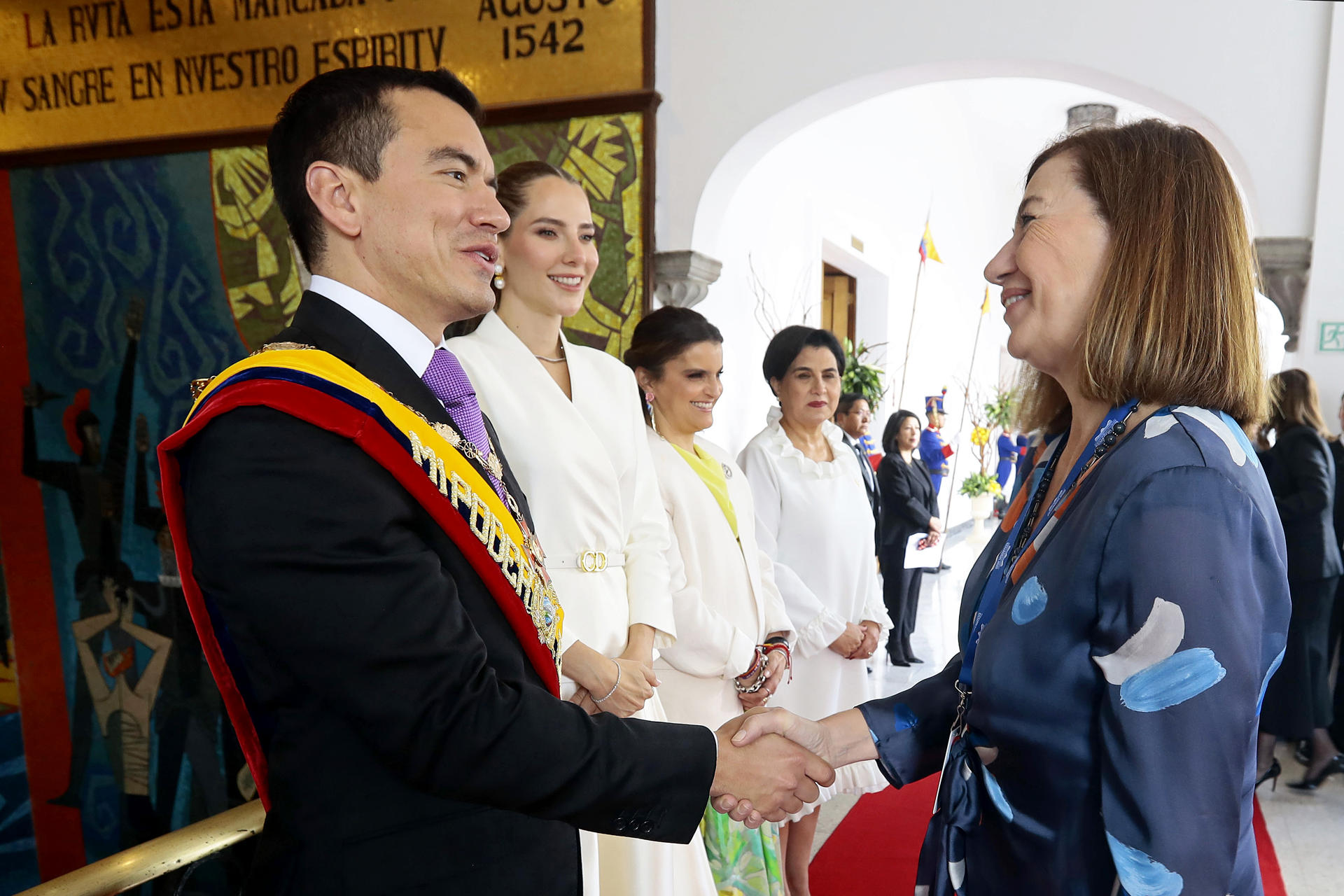 Fotografía cedida por la Presidencia de Ecuador de la presidenta del Congreso de los Diputados de España, Francina Armengol (d), saludando al presidente de Ecuador, Daniel Noboa (i) como parte de las actividades oficiales de la investidura del mandatario ecuatoriano para el período 2025-2029 en Quito. EFE/ Presidencia de Ecuador