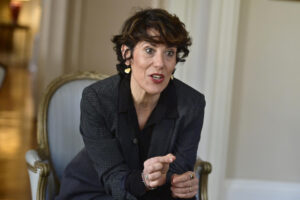 La ministra de Inclusión Social y Migración de España, Elma Saiz, habla en entrevista con EFE este jueves, en la residencia del embajador de España en Buenos Aires (Argentina). EFE/ Matías Martin Campaya