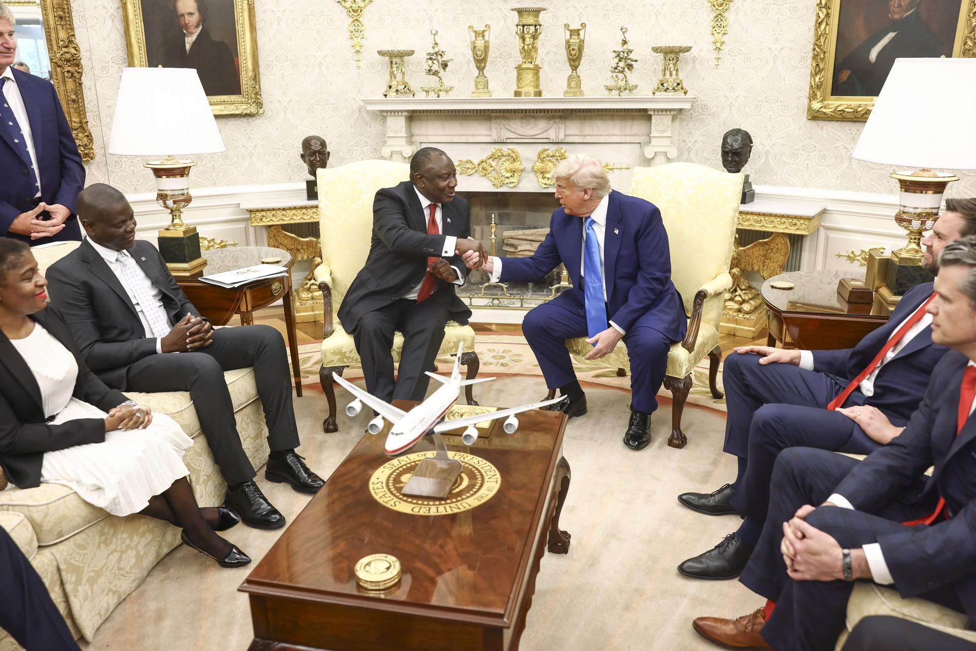 El presidente de Estados Unidos, Donald Trump, reiteró este miércoles, durante una reunión con su homólogo sudafricano, Cyril Ramaphosa, su teoría de que la minoría blanca afrikáner es objeto de una persecución en Sudáfrica, y solicitó una "explicación" al respecto. EFE/EPA/JIM LO SCALZO