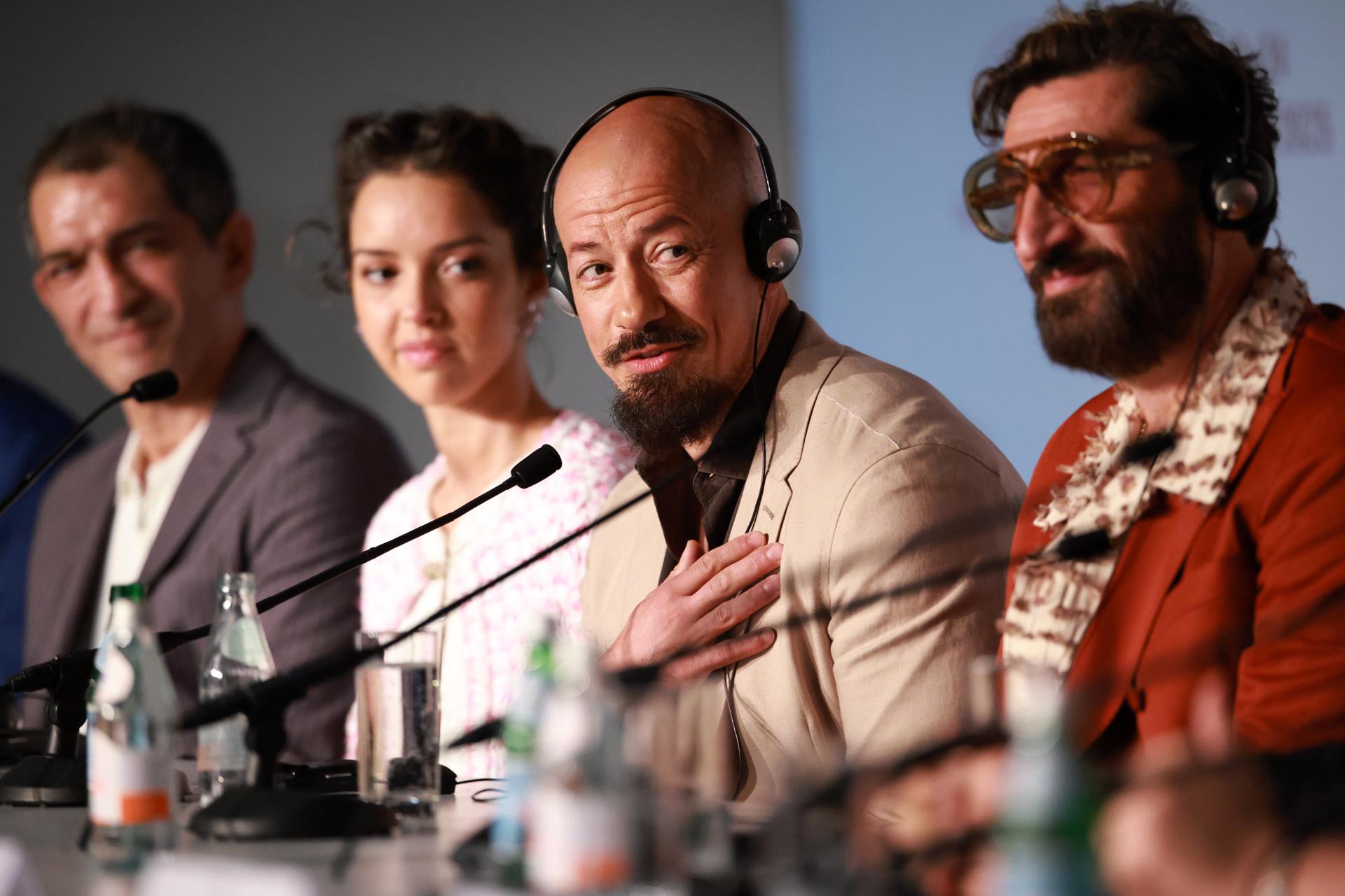 (De izquierda a derecha) Amr Waked, Lyna Khoudri, el director Tarik Saleh y Fares Fares asisten a la conferencia de prensa de 'Eagles Of The Republic (Les Aigles De La Republique)' durante el 78º Festival de Cine de Cannes, en Cannes, Francia, el 20 de mayo de 2025. El festival de cine se celebra del 13 al 24 de mayo de 2025. (Cine, Francia) EFE/EPA/CLEMENS BILAN / POOL