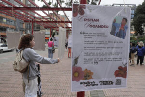 Personas asisten a una exposición durante la conmemoración del Día Internacional contra la Homofobia, la Transfobia y la Bifobia este sábado, en Bogotá (Colombia). EFE/ Carlos Ortega