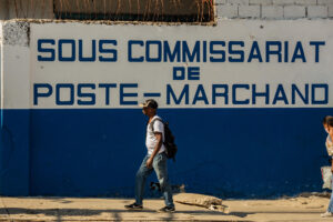 Fotografía de un hombre que camina en Poste Marcharnd en Puerto Príncipe (Haití). EFE/ Mentor David Lorens