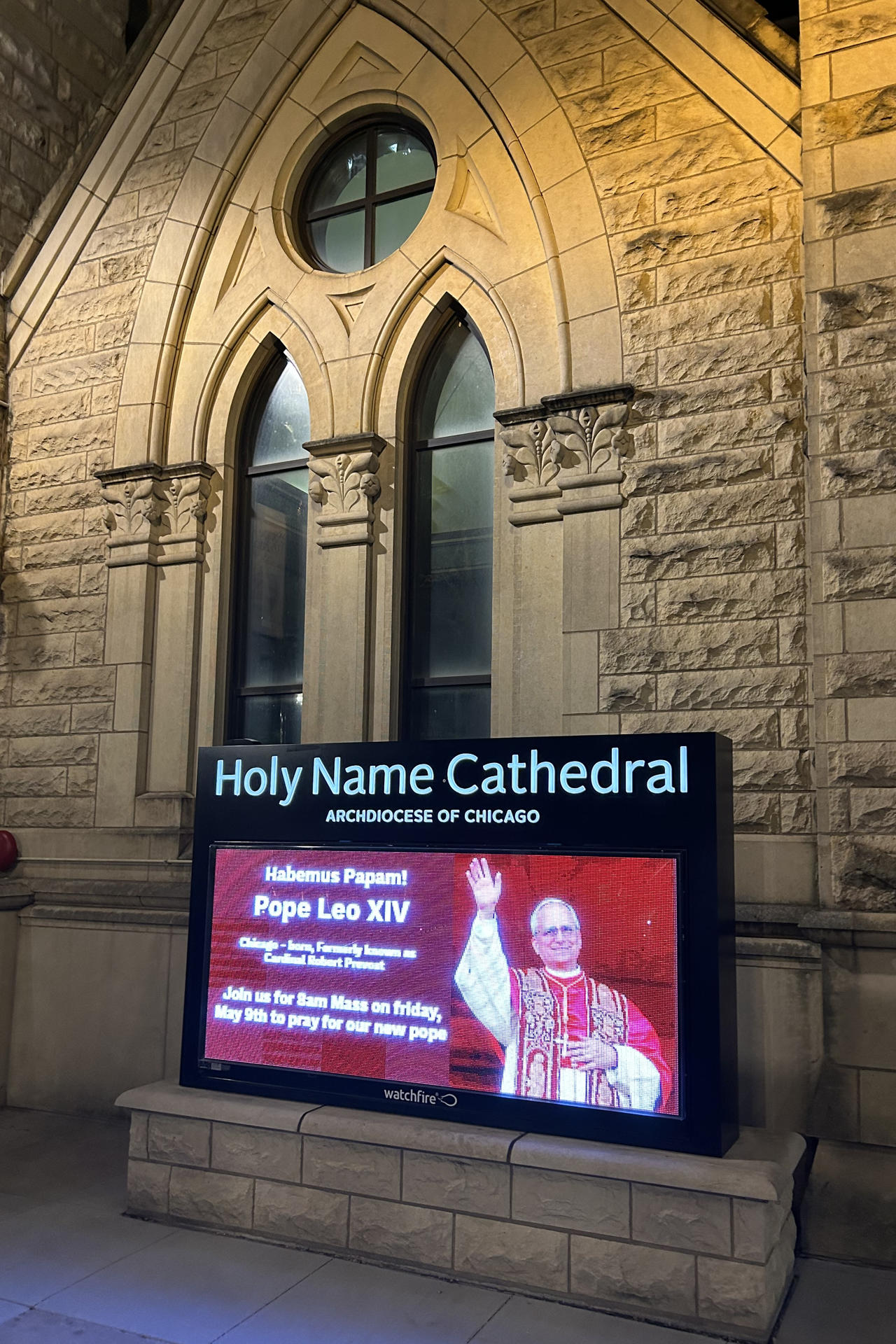 Fotografía de un aviso que hace referencia a la elección del papa León XIV este jueves, en la Catedral del Santo Nombre en Chicago (Estados Unidos). EFE/ Javier Otazu