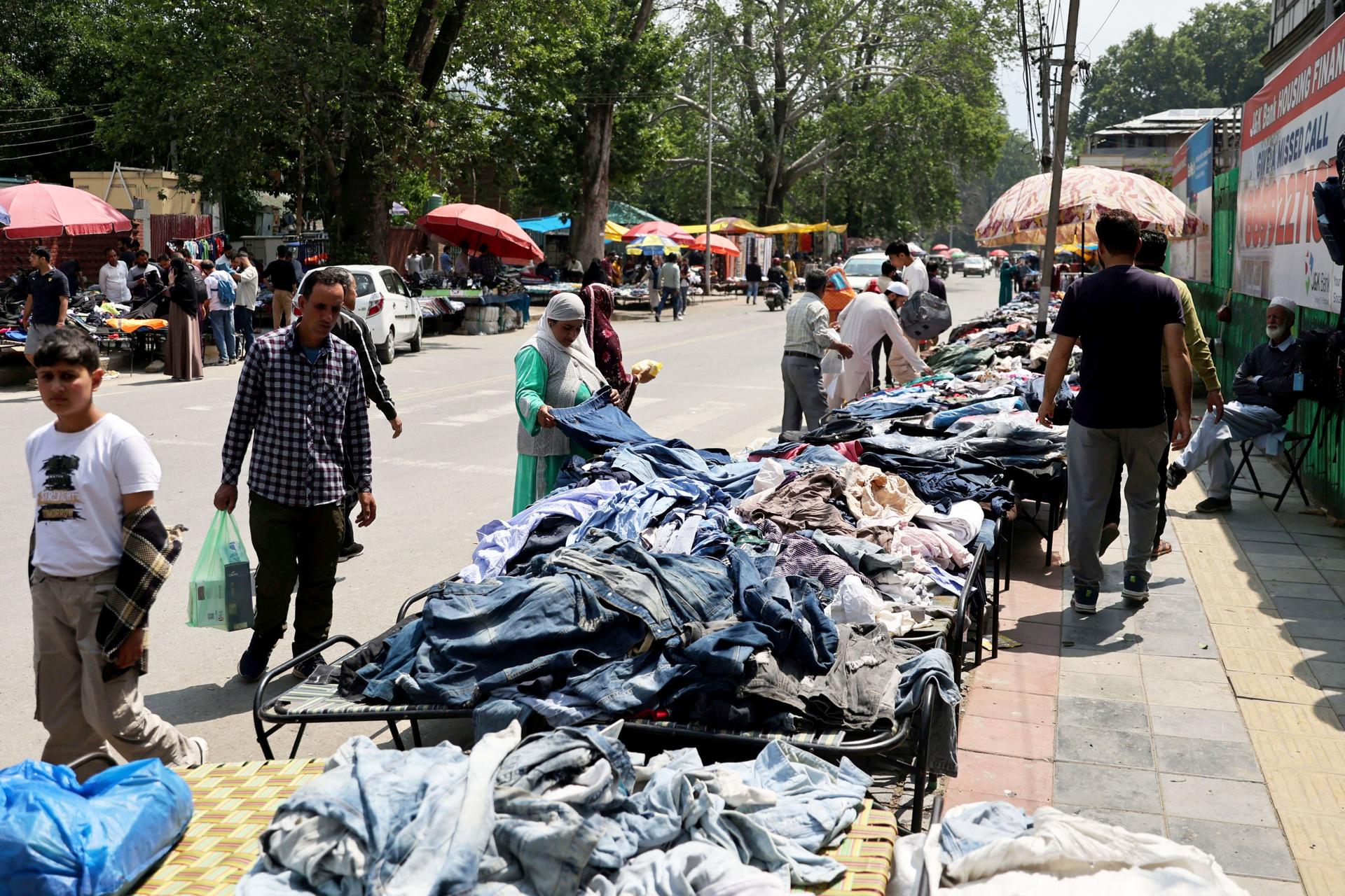 SRINAGAR (India), 11/05/2025.- La vida recupera la normalidad en Srinagar, capital de la Cachemira administrada por La India, tras el alto el fuego con Pakistán. EFE/EPA/FAROOQ KHAN
