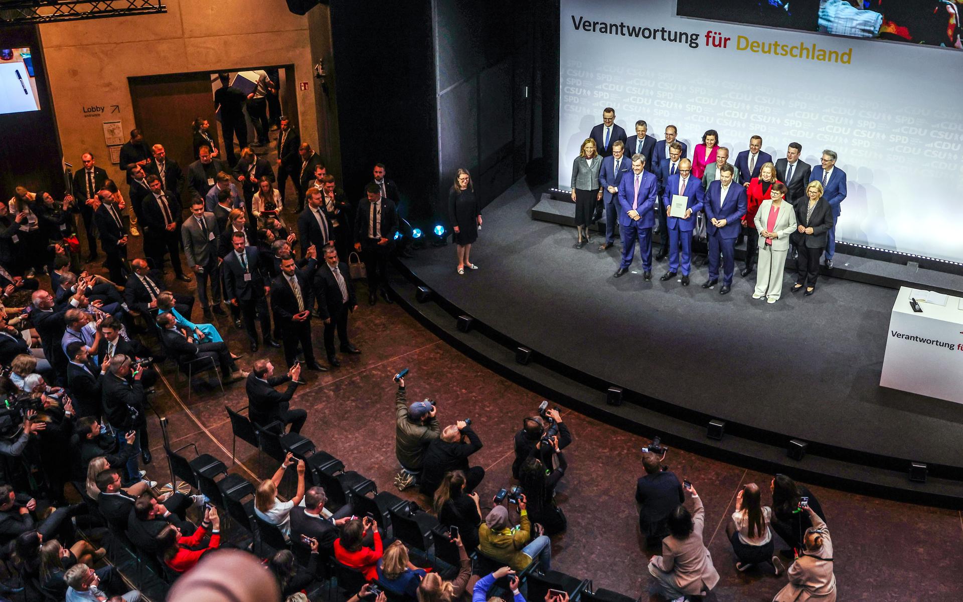La firma del acuerdo entre el bloque conservador, formado por la Unión Cristianodemócrata (CDU) y la Unión Socialcristiana (CSU) bávara, y los socialdemócratas este lunes. EFE/EPA/FILIP SINGER