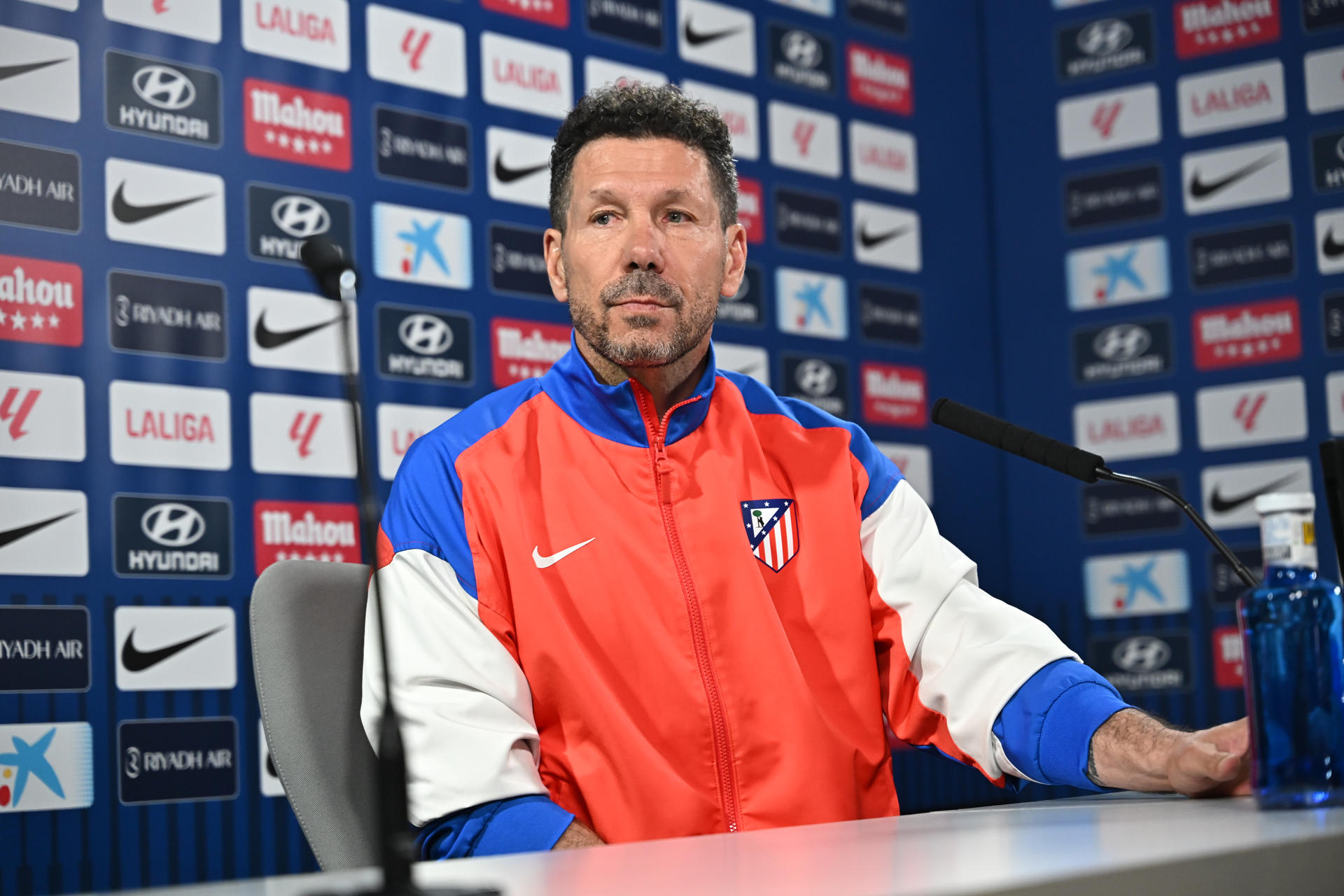 El entrenador del Atlético de Madrid, el argentino Diego Simeone, durante la rueda de prensa de este sábado en la víspera del partido de LaLiga que enfrenta a su equipo con el Betis. EFE/ Fernando Villar