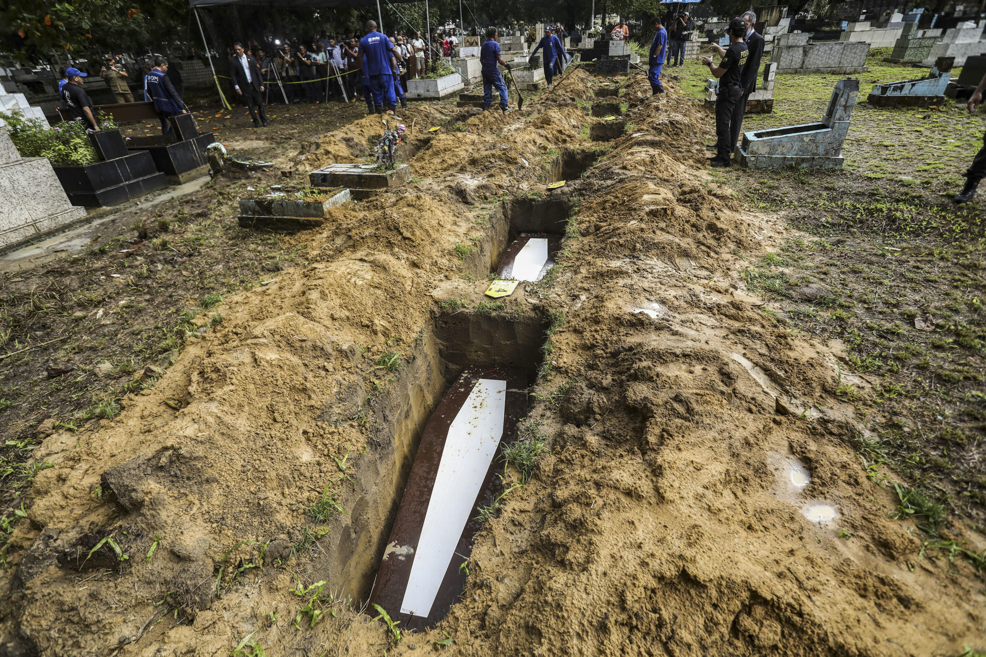 Fotografía tomada el 25/04/2024 en la ciudad de Belém (Brasil), del funeral de los nueve cuerpos de la embarcación encontrada a la deriva en el río Caeté, el 13 de abril de 2024. EFE/Marx Vasconcelos