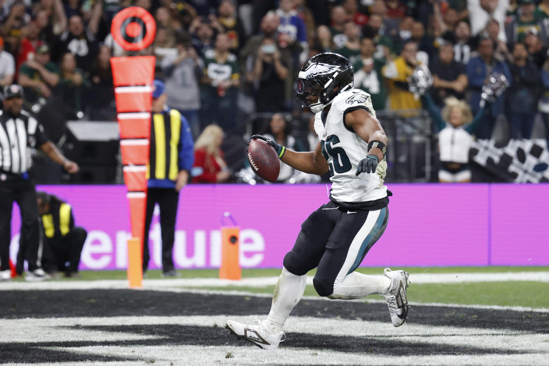 Saquon Barkley, de los Philadelphia Eagles, en una imagen de archivo en un un partido de la NFL entre Green Bay Packers y su equipo en el estadio Neo Química Arena en São Paulo (Brasil). EFE/ Sebastiao Moreira