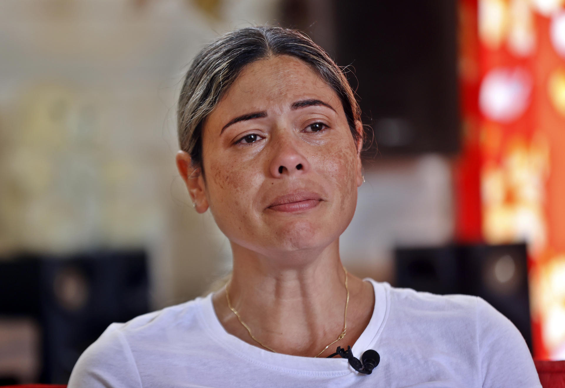 La cubana Heidy Sánchez, quien fue separada de su hija de 17 meses antes de ser deportada desde EE.UU., durante una entrevista con EFE, en La Habana (Cuba). EFE/Ernesto Mastrascusa