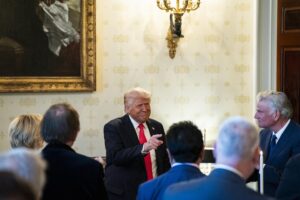 Fotografía de archivo del presidente estadounidense, Donald Trump (C). EFE/AL DRAGO / POOL