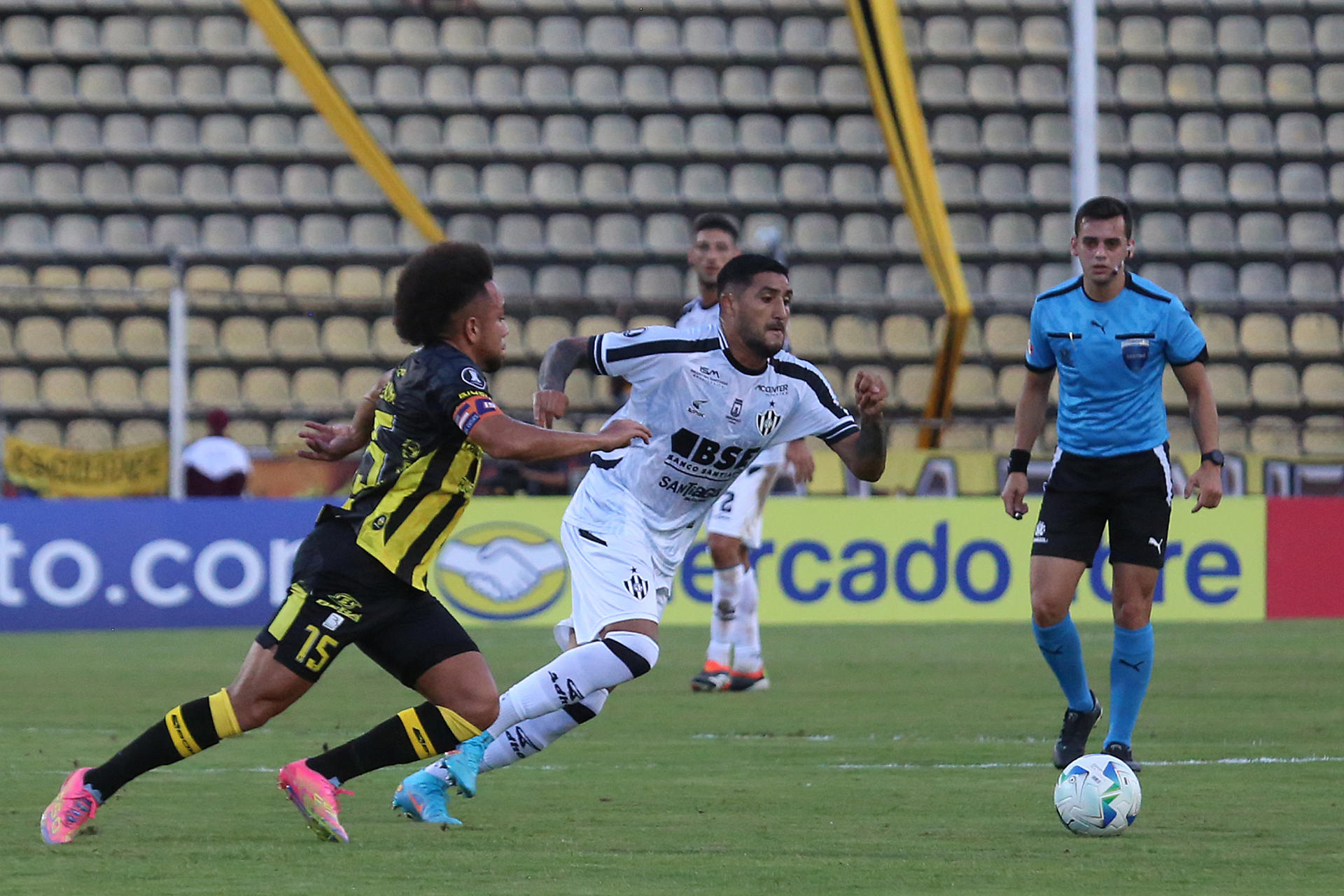 Maurice Cova (i) de Táchira disputa un balón con Jonathan Galván (d) de Central Córdoba este martes, durante un partido de la fase de grupos de la Copa Libertadores. EFE/ Mario Caicedo