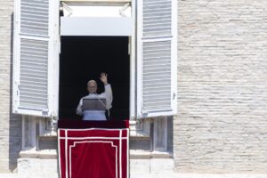 El papa León XIV dirige la oración del Regina Coeli por primera vez desde la ventana del Palacio Apostólico con vistas a la Plaza de San Pedro en la Ciudad del Vaticano, 25 de mayo de 2025. EFE/EPA/ANSA/MASSIMO PERCOSSI