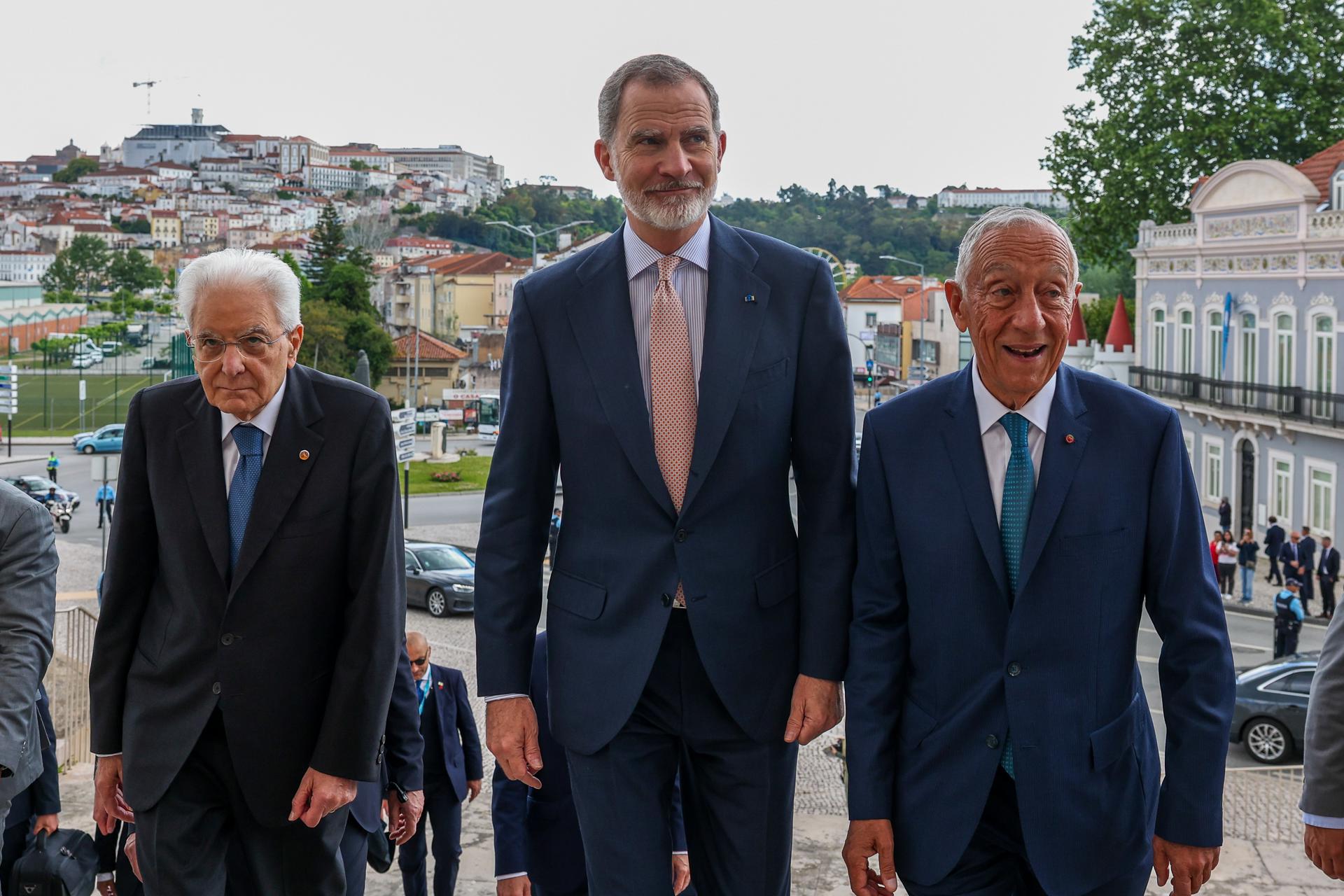 El presidente de Portugal, Marcelo Rebelo de Sousa (D), da la bienvenida al rey Felipe VI de España (C) y al presidente de Italia, Sergio Mattarella (I), a su llegada a la ceremonia final de la XVIII Cumbre COTEC Europa en el Convento Sao Francisco de Coimbra, Portugal, el 14 de mayo de 2025. (Italia, España) EFE/EPA/PAULO NOVAIS