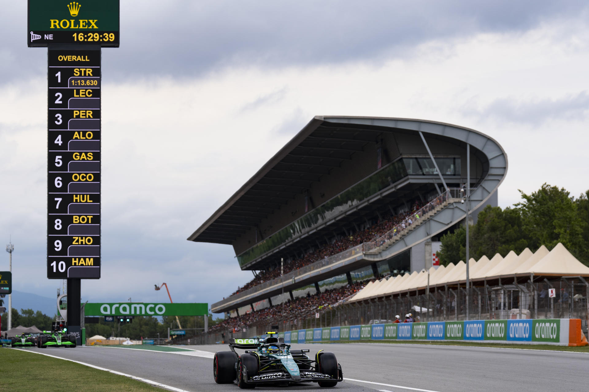 El piloto español Fernando Alonso, del equipo Aston Martin, en una imagen de archivo en el Circuito de Barcelona Cataluña, en Montmeló, durante el pasado Gran Premio de España de Fórmula 1. EFE/ Siu Wu