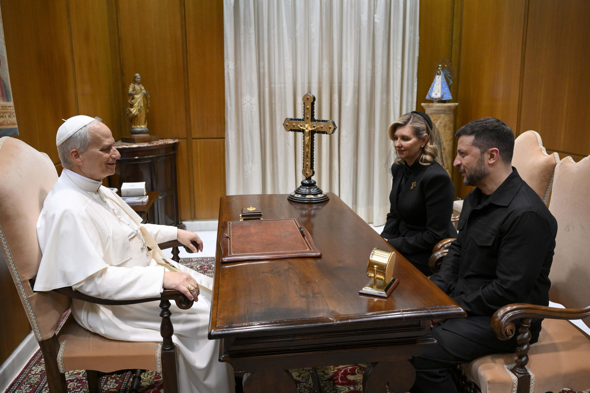 El papa León XIV ha recibido este domingo en una audiencia en el Vaticano al presidente de Ucrania, Volodímir Zelenski, junto a su esposa, Olena Zelenska, después de que asistiera a la misa de inicio de pontificado. EFE/Vatican Media/Simone Risoluti -SOLO USO EDITORIAL/SOLO DISPONIBLE PARA ILUSTRAR LA NOTICIA QUE ACOMPAÑA (CRÉDITO OBLIGATORIO)-