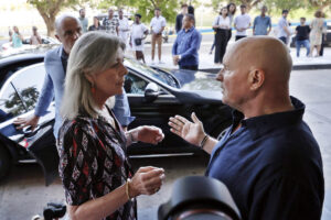 La princesa de Hannover, Carolina de Mónaco (i), al conversar este viernes, 16 de mayo, con el director y coreógrafo del Ballet de Montecarlo, Jean-Chistophe Maillot, en La Habana (Cuba). EFE/Ernesto Mastrascusa