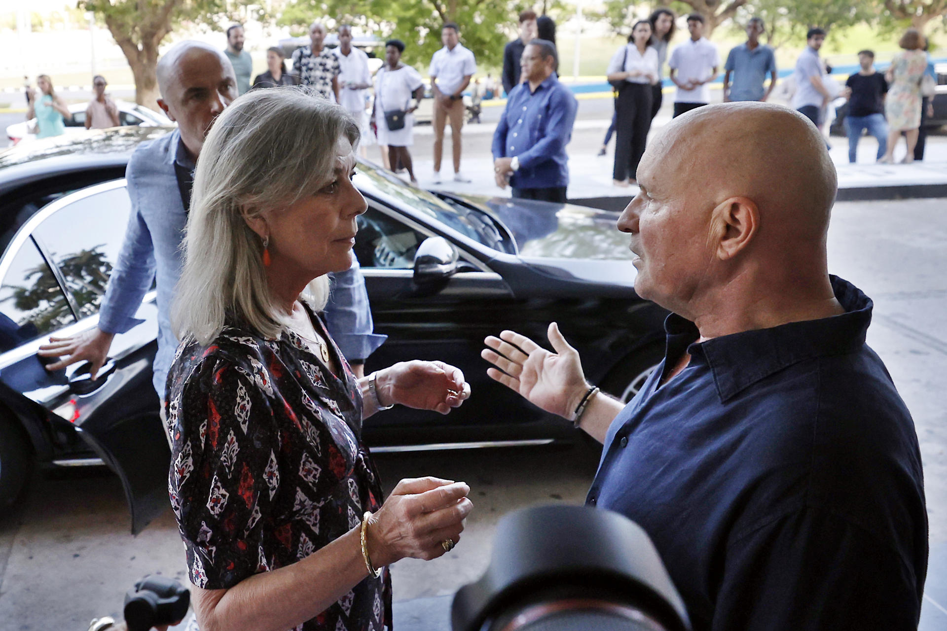 La princesa de Hannover, Carolina de Mónaco (i), al conversar este viernes, 16 de mayo, con el director y coreógrafo del Ballet de Montecarlo, Jean-Chistophe Maillot, en La Habana (Cuba). EFE/Ernesto Mastrascusa