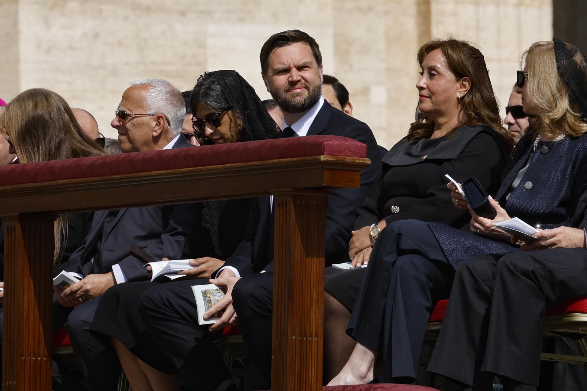 Fotografía de archivo del vicepresidente estadounidense, JD Vance (3d), su esposa, Usha Vance (3 i) y la presidenta de Perú, Dina Boluarte (2d). EFE/EPA/FABIO FRUSTACI
//////////
Vatican City (Vatican City State (Holy See)), 18/05/2025.- Louis Prevost (2-L), brother of Pope Leo XIV, US Vice President JD Vance (3-R), Second Lady Usha Vance (3-L), and Peru's President Dina Boluarte (2-R) attend theÂ Holy Mass for the beginning of the Pontificate of Pope Leo XIV at St. Peter's Square in Vatican City, 18 May 2025. (Papa) EFE/EPA/FABIO FRUSTACI