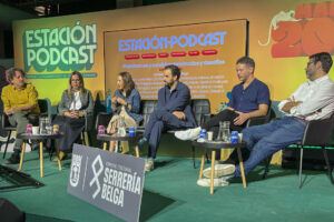 (i-d) Juan Ignacio Gallego, director de contenidos del festival; Isabel Salazar (Podimo); Cristina Delgado (Youtube); Edu Alonso (Spotify); José Rivero (Amazon Music), y Juan Ignacio Solera (Ivoox), participan en la mesa redonda sobre "Plataformas y servicios: Tendencias y Desafíos", celebrada este viernes, en el marco del IV Festival Iberoamericano de Creación Sonora, Estación Podcast, en el centro cultural Serrería Belga de Madrid. EFE/ José Manuel Sanz