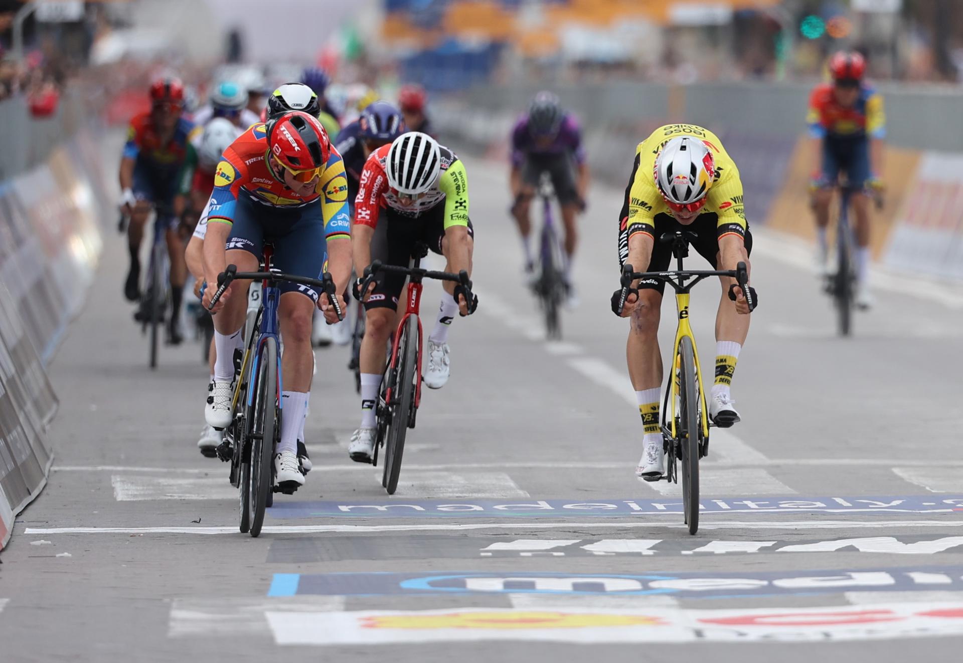 El danés Pedersen (i) cruza la linea de meta de la primera etapa del Giro de Italia por delante del belga Wout Van Aert EFE/EPA/GEORGI LICOVSKI