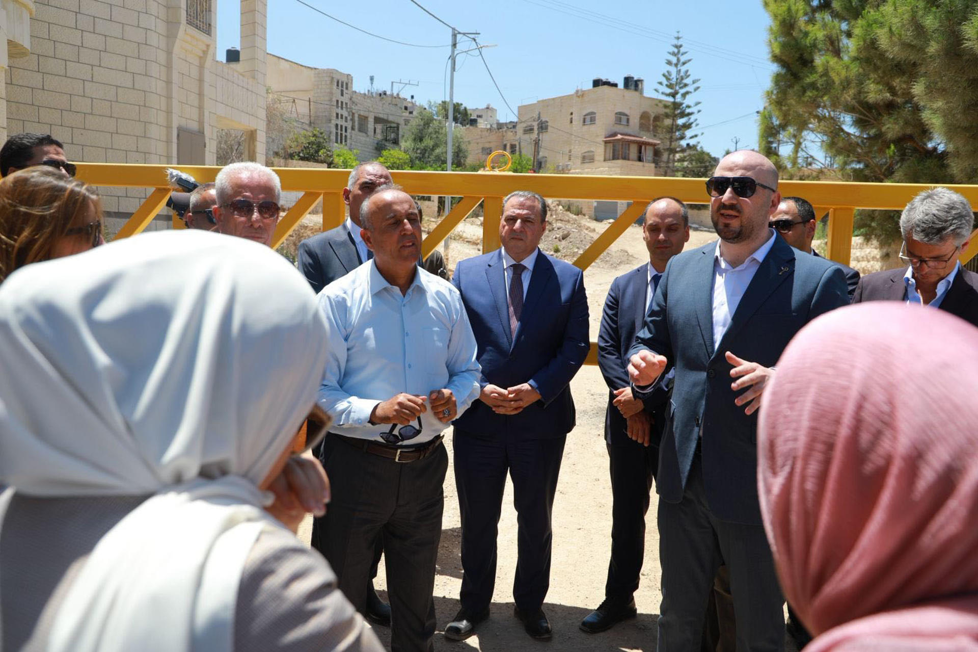 Diplomáticos de 27 países europeos, americanos, árabes y asiáticos participaban en la visita organizada por el Ministerio de Exteriores palestino a la localidad de Yenín, en el norte de Cisjordania ocupada, contra la que abrió fuego el Ejército israelí. EFE/Ministerio de Asuntos Exteriores de Palestina -SOLO USO EDITORIAL/SOLO DISPONIBLE PARA ILUSTRAR LA NOTICIA QUE ACOMPAÑA (CRÉDITO OBLIGATORIO)-