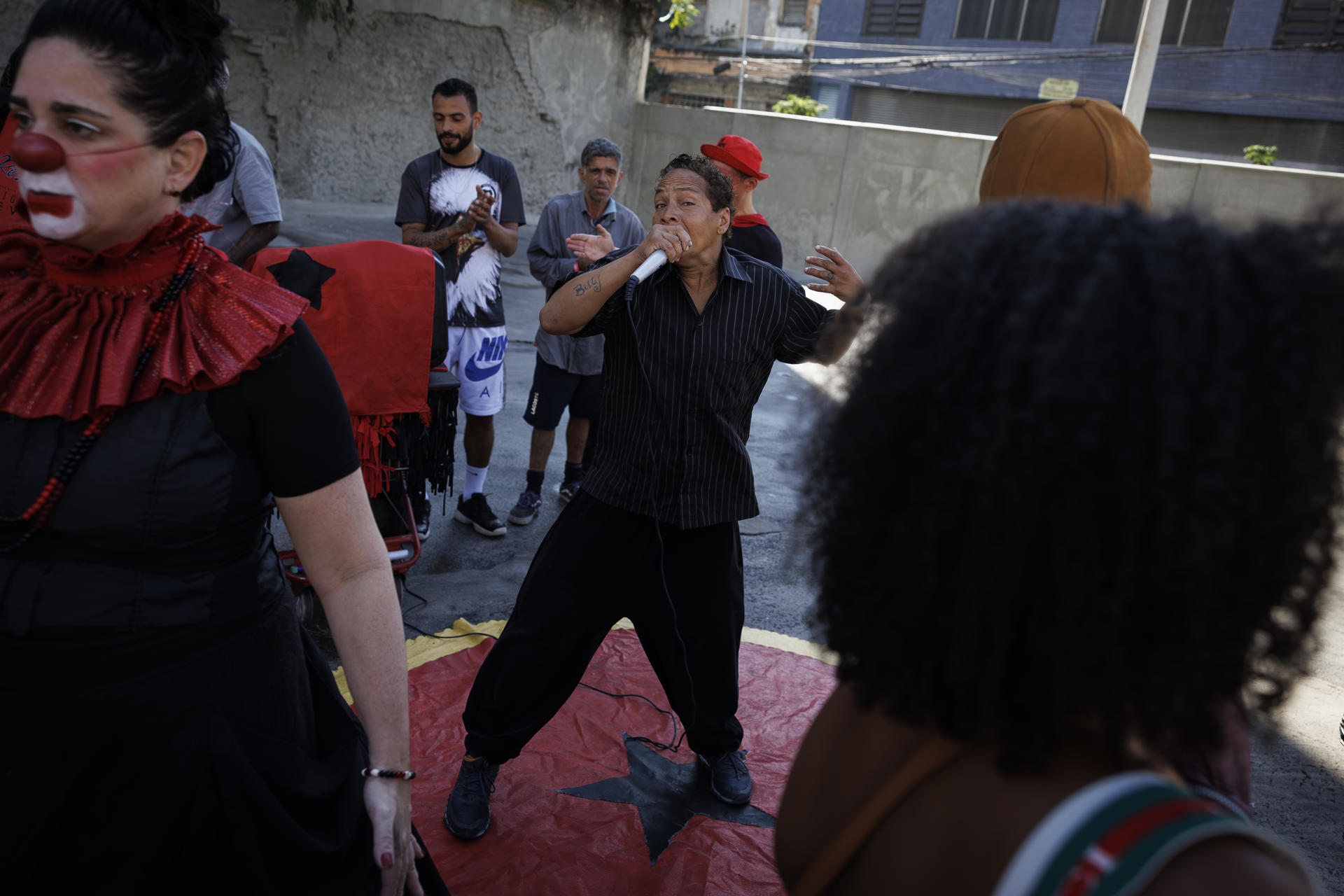Un grupo de artistas callejeros fue captado este viernes, 16 de mayo, durante una actividad para reducir el consumo de crack, en el centro de São Paulo (Brasil). EFE/Isaac Fontana