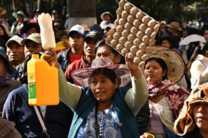 Comerciantes protestan contra el Gobierno de Luis Arce este jueves, en Cochabamba (Bolivia). EFE/ Jorge Abrego