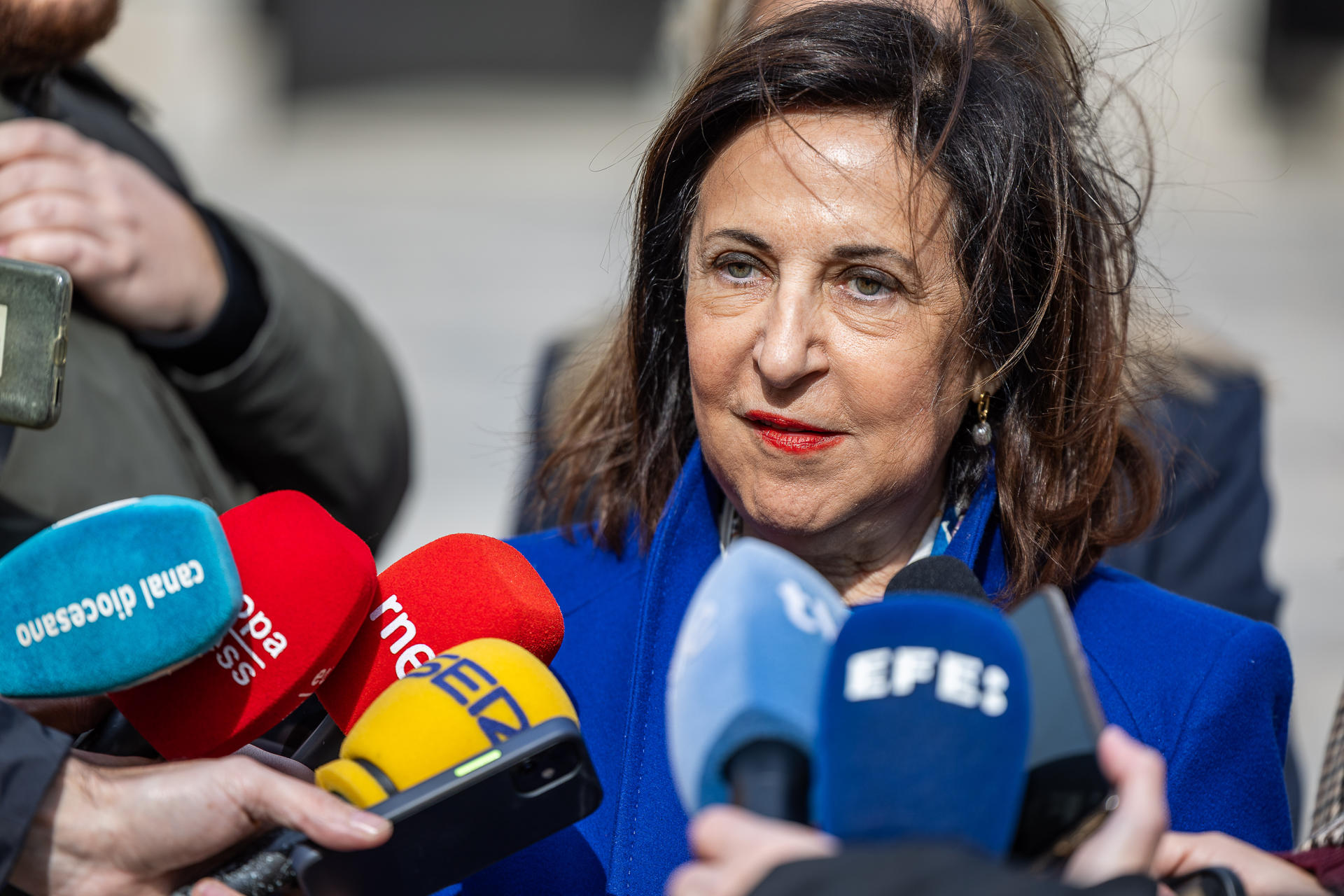 La ministra de Defensa, Margarita Robles, atiende a los medios en una imagen de archivo. EFE/Ismael Herrero
