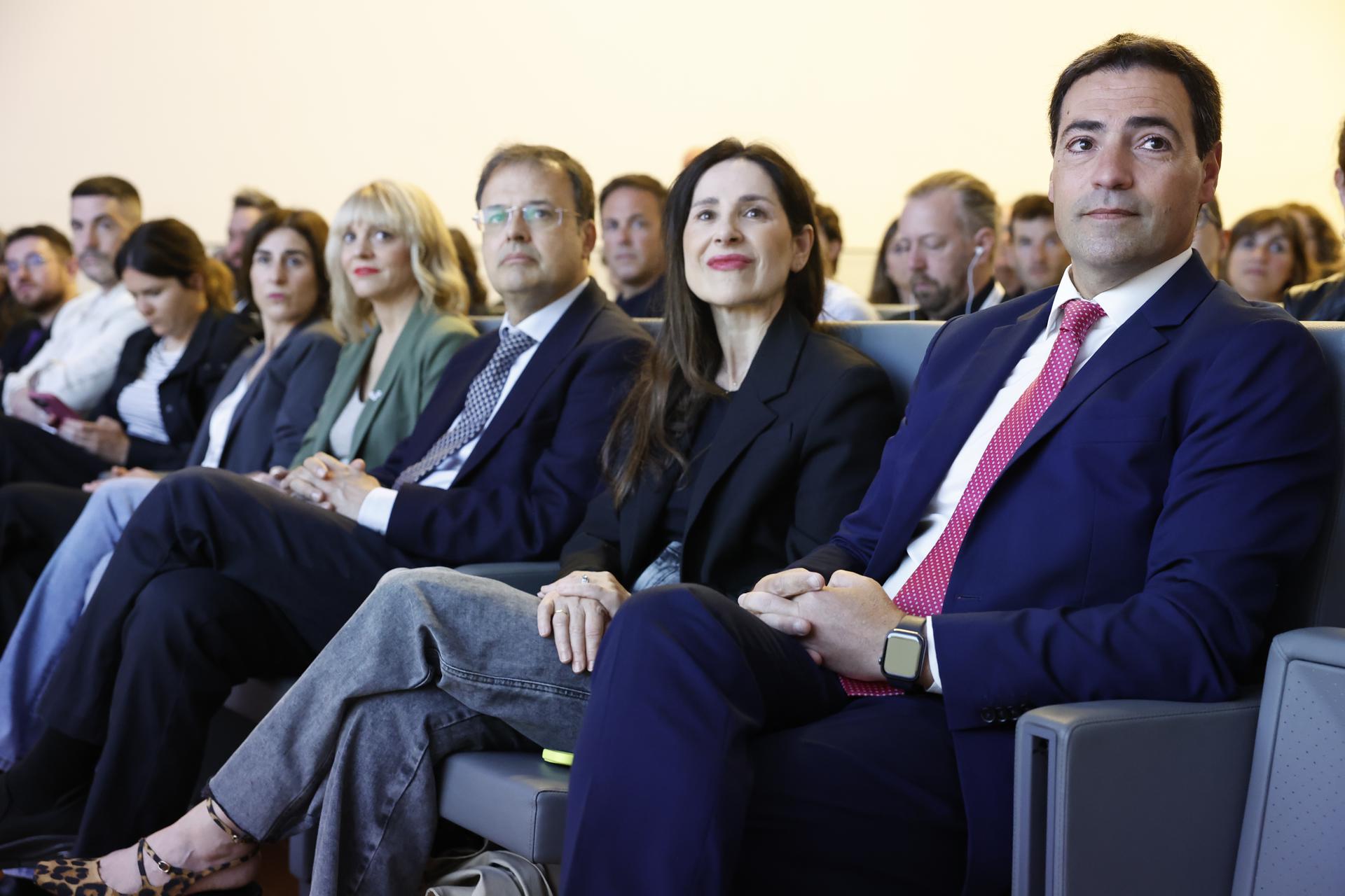 El lehendakari, Imanol Pradales (d), ha participado este lunes en Bilbao, junto a la presidenta del Parlamento Vasco, Bakartxo Tejeria (2d), y el consejero de Salud, Alberto Martínez (c), en el I Congreso NAIZEN sobre infancias y adolescencias 'trans’, tras mantener una reunión con miembros del Comité Científico de esta asociación y profesionales expertos en identidad de género. EFE/ Miguel Toña