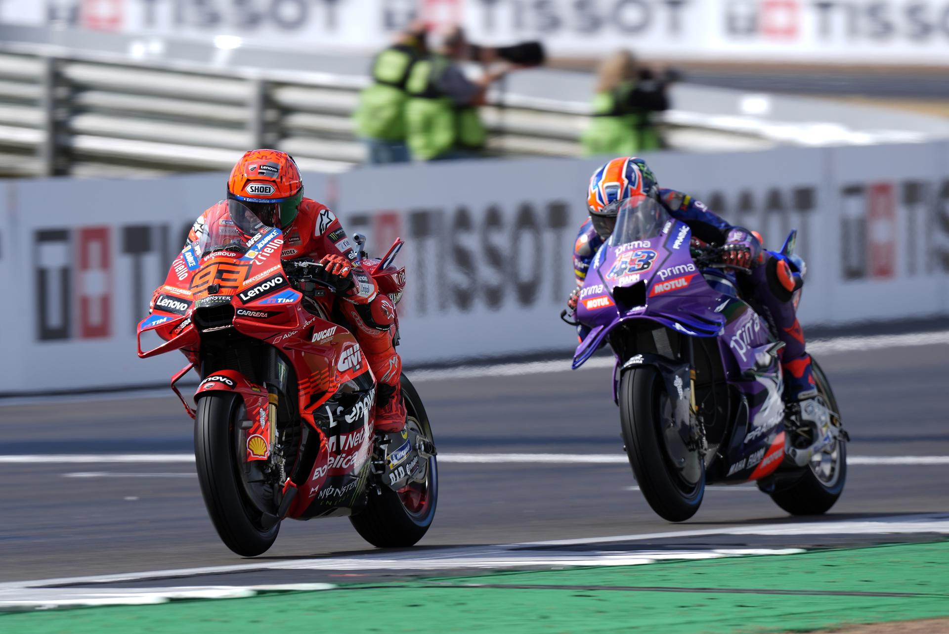 El piloto de Ducati Lenovo Team Marc Marquez (i) en el Gran Premio del Reino Unido.
EFE/EPA/TIM KEETON

