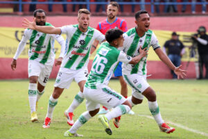 Jugadores de Antigua celebran este domingo la conquista del torneo Clausura guatemalteco tras derrotar por 1-2 a Municipal en el estadio Manuel Felipe Carrera, en Ciudad de Guatemala. EFE/ Fernando Ruiz