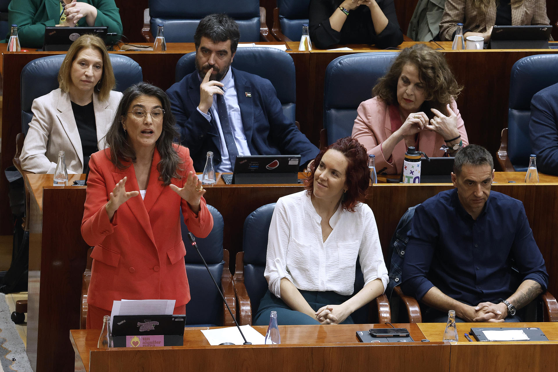 La portavoz de Más Madrid, Manuela Bergerot (i) durante un pleno en la Asamblea de Madrid celebrado este jueves centrado en el apagón eléctrico que afectó a España. EFE/ Javier Lizón