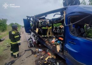 Los equipos de rescate trabajan en un autobús alcanzado por un bombardeo ruso en una carretera cerca de Bilopillia, región de Sumi, noreste de Ucrania, el 17 de mayo de 2025. EFE/EPA/SERVICIO ESTATAL DE EMERGENCIAS DE UCRANIA HANDOUT -- MEJOR CALIDAD DISPONIBLE -- CRÉDITO OBLIGATORIO: SERVICIO ESTATAL DE EMERGENCIAS DE UCRANIA --USO EDITORIAL ÚNICAMENTE/SIN VENTAS
