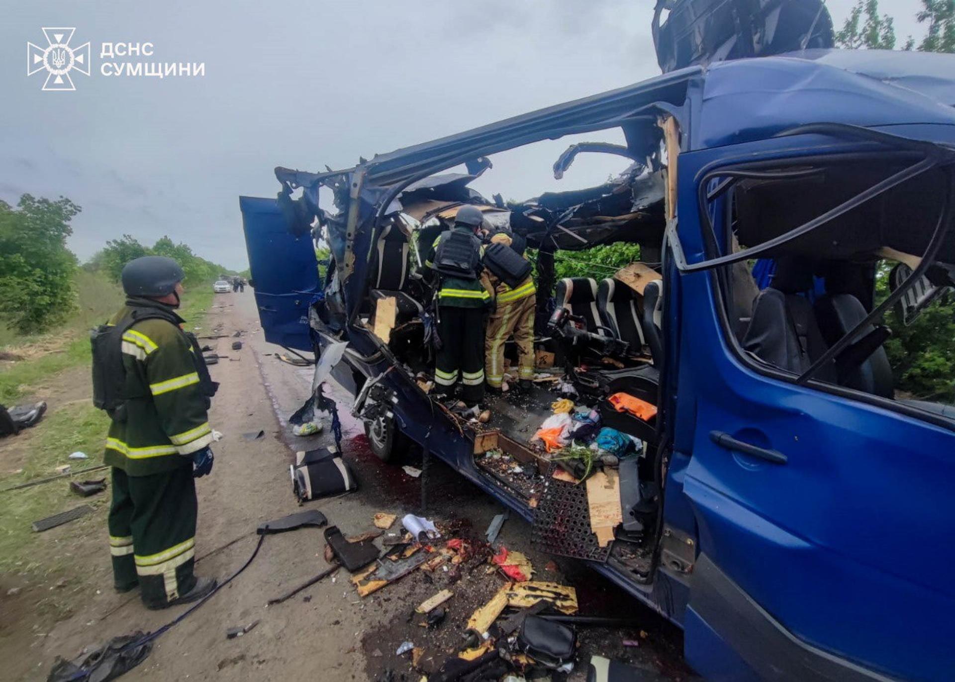 Los equipos de rescate trabajan en un autobús alcanzado por un bombardeo ruso en una carretera cerca de Bilopillia, región de Sumi, noreste de Ucrania, el 17 de mayo de 2025. EFE/EPA/SERVICIO ESTATAL DE EMERGENCIAS DE UCRANIA HANDOUT -- MEJOR CALIDAD DISPONIBLE -- CRÉDITO OBLIGATORIO: SERVICIO ESTATAL DE EMERGENCIAS DE UCRANIA --USO EDITORIAL ÚNICAMENTE/SIN VENTAS