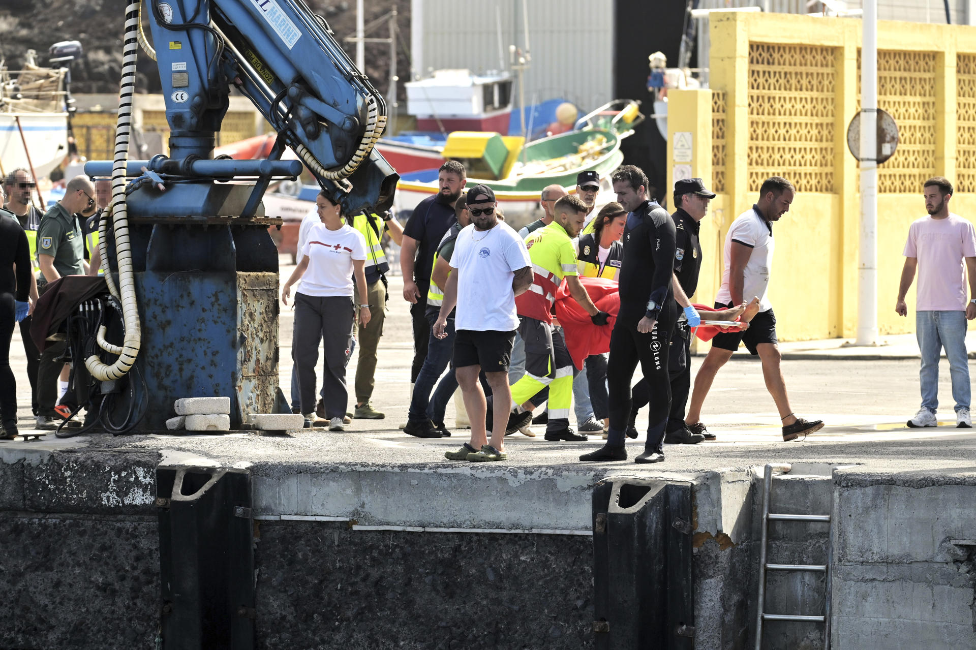 Cuatro mujeres y tres niñas han muerto al volcar un cayuco con unos 160 ocupantes en el puerto de La Restinga (El Hierro), cuando sus ocupantes se disponían a desembarcar, según informan la Delegación del Gobierno y el 112.EFE/ Gelmert Finol