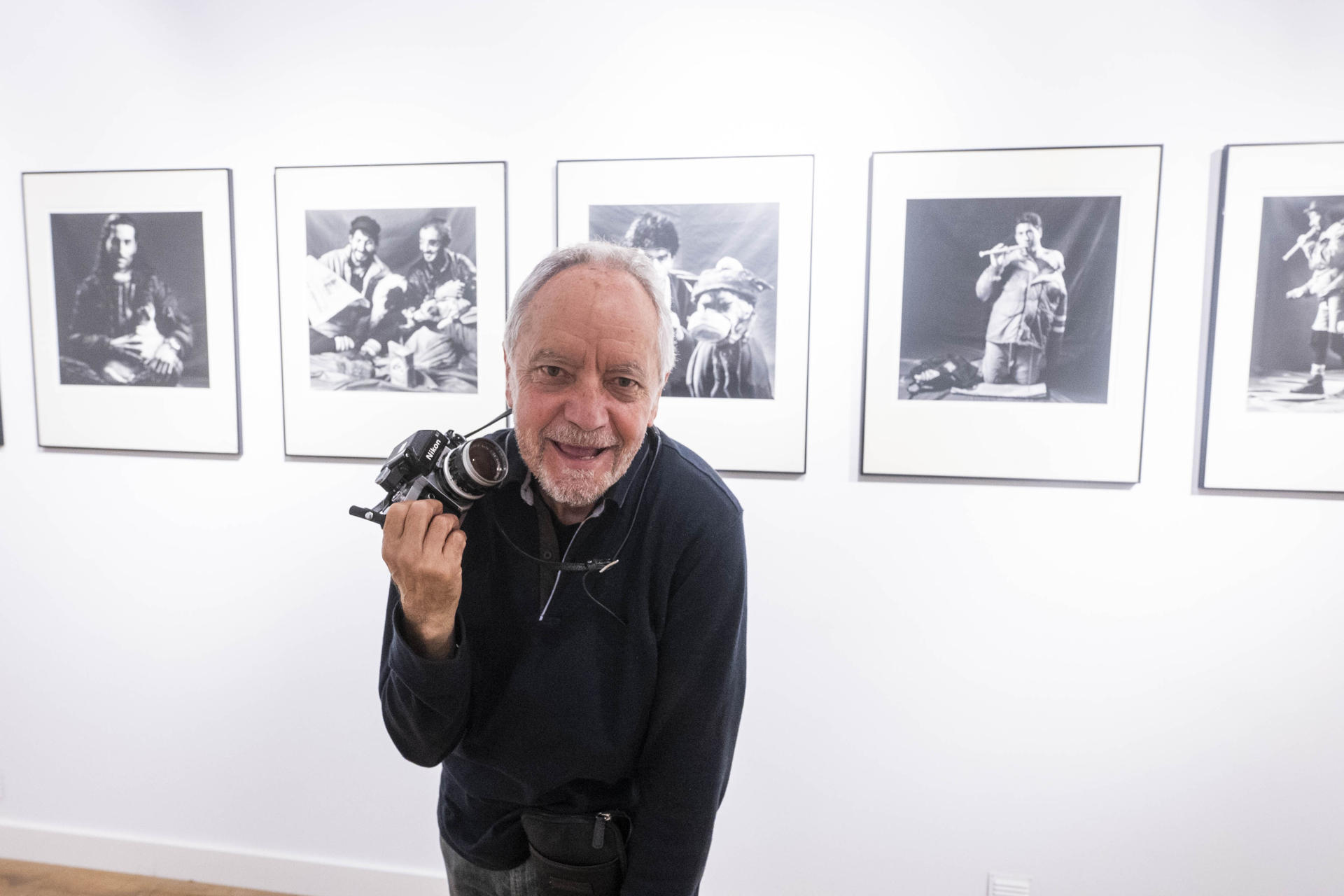 Juan Ferreras ante algunas de sus imágenes en la sala de exposiciones Corrala de Santiago. Músicos callejeros, limpiabotas, sintecho, indigentes, mimos y otros tantos habituales del imaginario urbano de cualquier gran ciudad conforman 'Los honorables', una exposición del fotoperiodista Juan Ferreras que ha sido reinaugurada en Granada más de 25 años después de su estreno. EFE/ Miguel Angel Molina