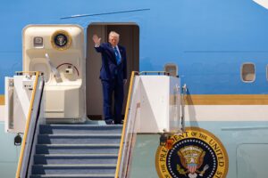 Fotografía cedida del presidente estadounidense, Donald Trump, despidiéndose en el Aeropuerto Presidencial de Abu Dabi, Emiratos Árabes Unidos, el 16 de mayo de 2025. EFE/PRESIDENCIA DE LOS EAU