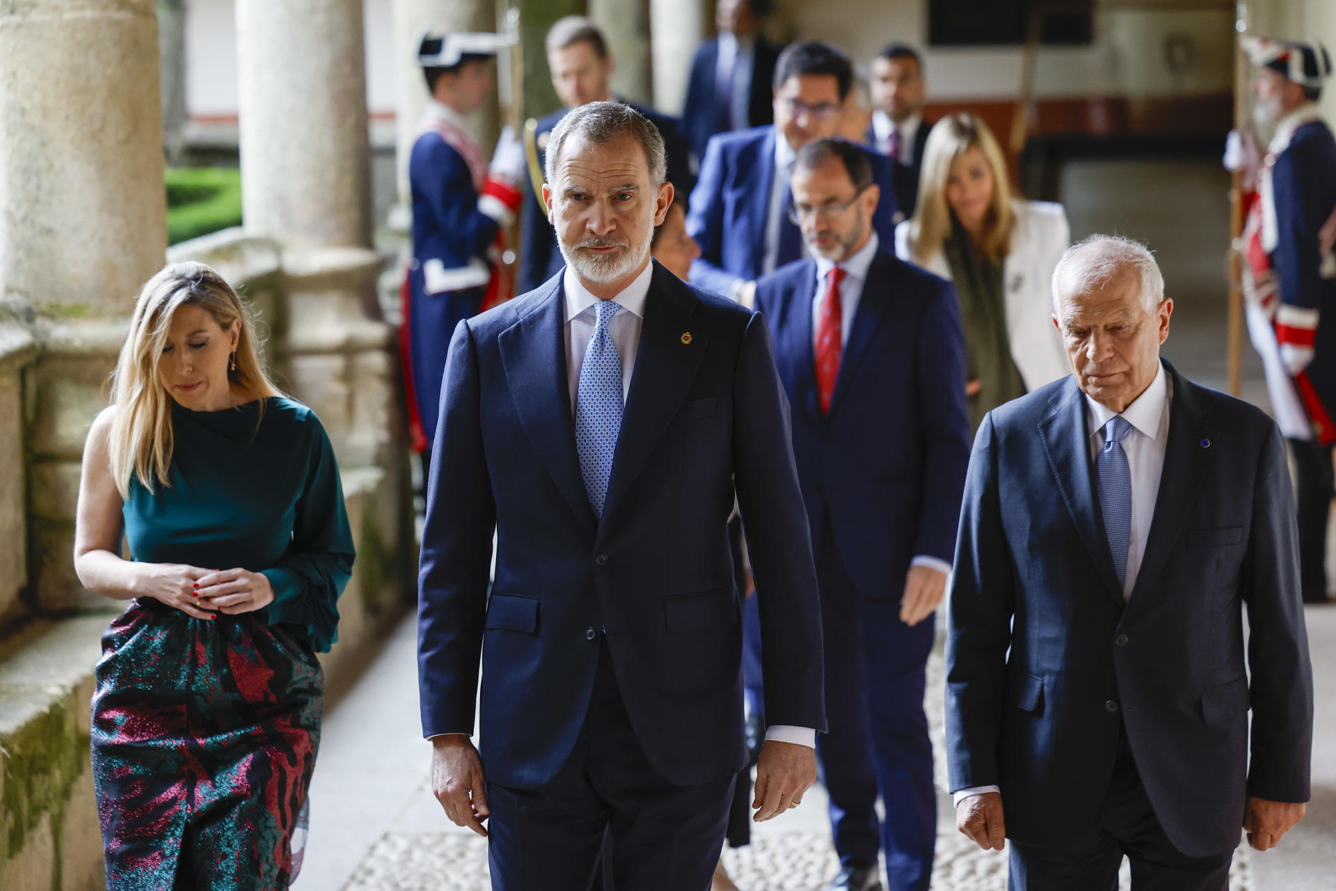 El rey Felipe VI, el exvicepresidente de la Comisión Europea y Alto Representante para la Política Exterior y de Seguridad de la UE y expresidente del Parlamento Europeo, Josep Borrell (d), y la presidenta de Extremadura, María Guardiola (i), a su llegada al acto en el que Borrell ha recibido el Premio Europeo Carlos V, en Cuacos de Yuste (Badajoz) este viernes. EFE/ Mariscal