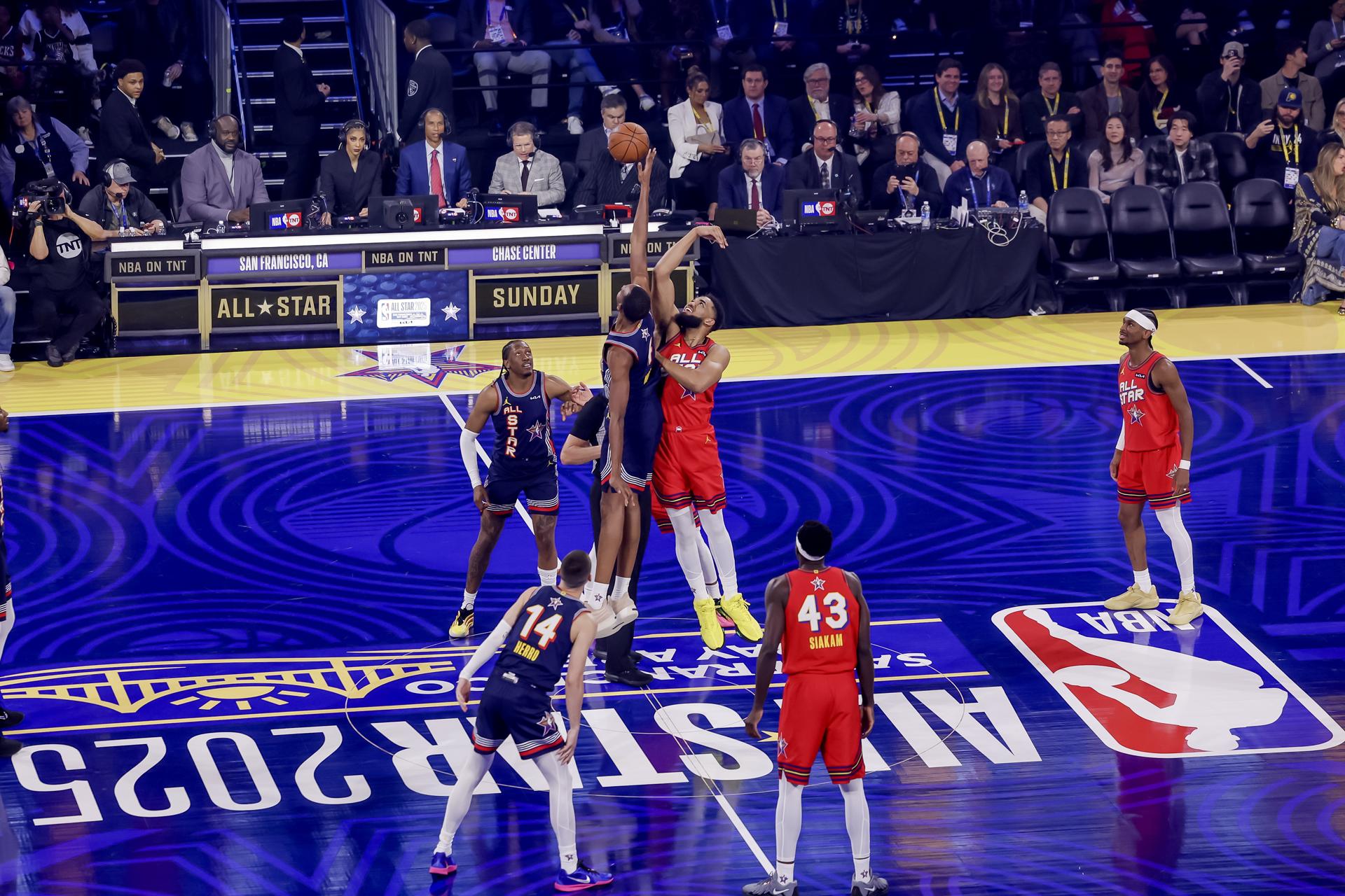 Karl-Anthony Towns (d) y Evan Mobley (I), saltan a por el balón durante el NBA All Star Game de 2025, en una foto de archivo. EFE/EPA/JOHN G. MABANGLO SHUTTERSTOCK OUT