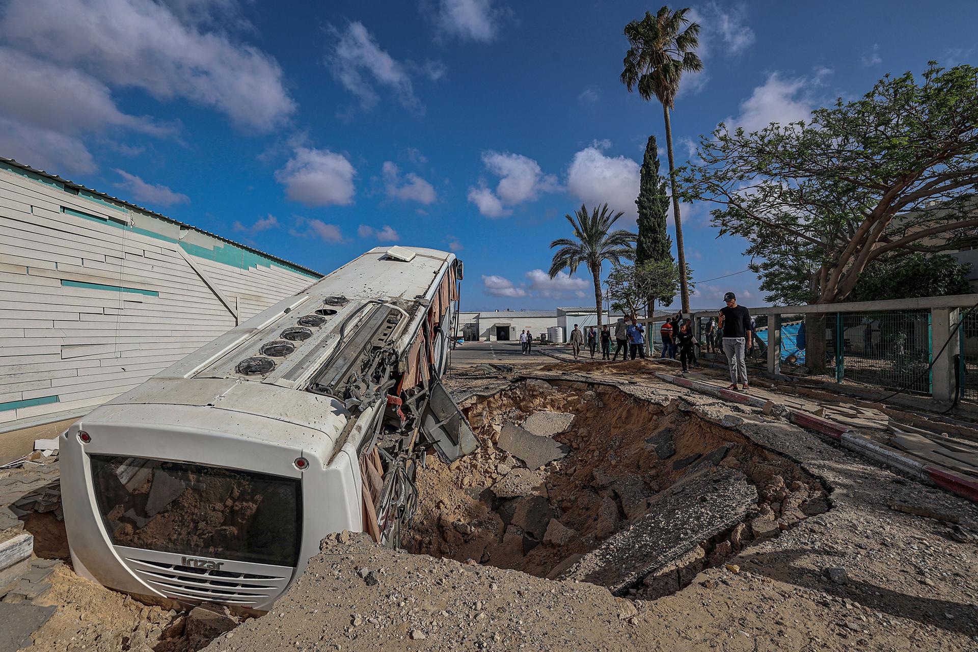 Palestinos inspeccionan un autobús dañado en el lugar de un ataque aéreo israelí frente al Hospital Europeo el día anterior, en el este de Jan Yunis, sur de la Franja de Gaza, 14 de mayo de 2025. Según la Defensa Civil en Gaza, al menos 11 palestinos murieron. Más de 52.900 palestinos han muerto en la Franja de Gaza, según el Ministerio de Salud palestino, desde que Israel lanzó una campaña militar en la franja en respuesta a un ataque transfronterizo liderado por el grupo militante palestino Hamás el 7 de octubre de 2023, en el que murieron unos 1.200 israelíes y más de 250 fueron tomados como rehenes. EFE/EPA/MOHAMMED SABER