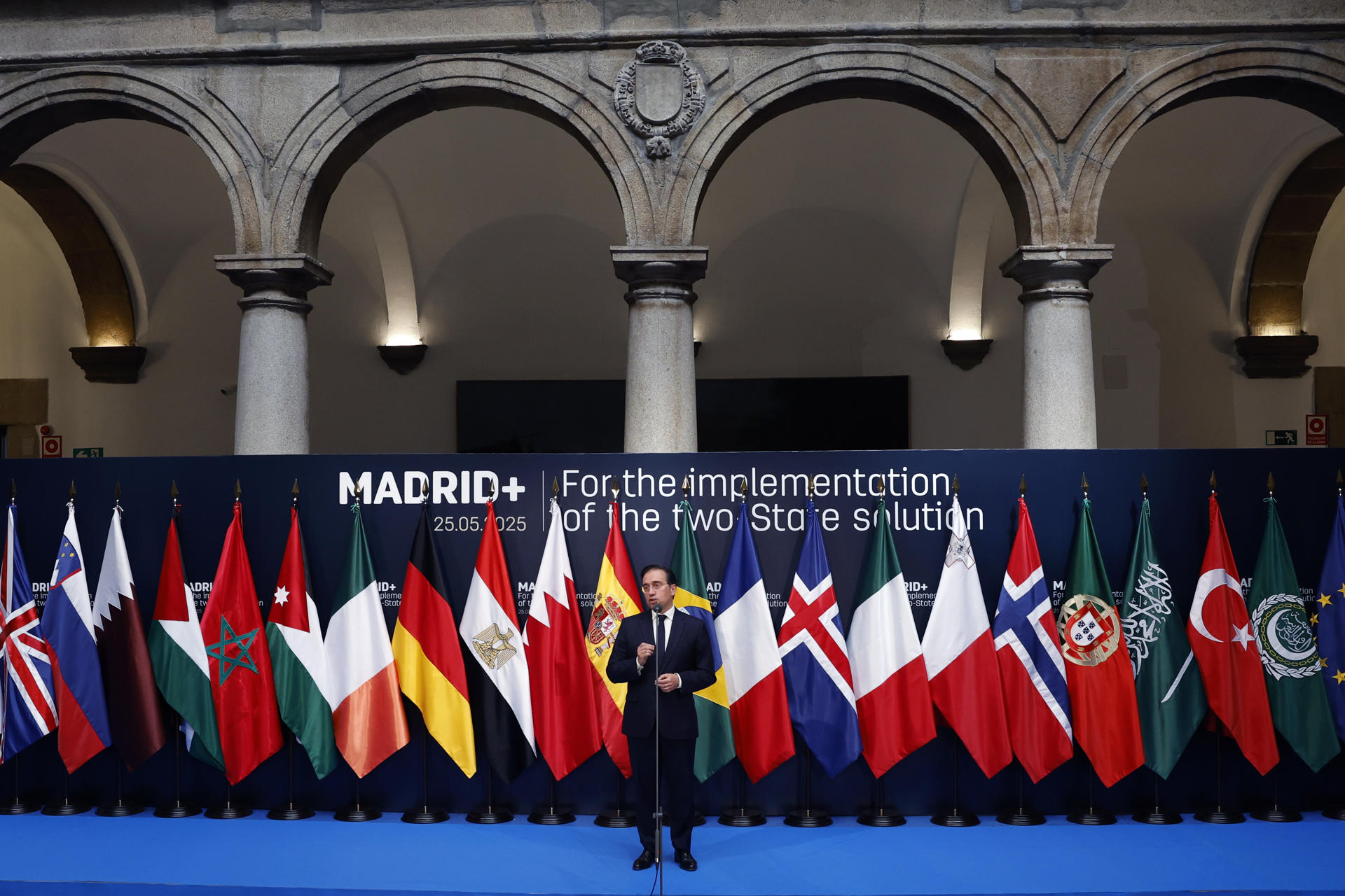 MADRID, 25/05/2025.- El ministro de Asuntos Exteriores, Unión Europea y Cooperación, José Manuel Albares, realiza declaraciones a los medios con motivo de la reunión que los ministros de Exteriores de países árabes y europeos mantienen este domingo en Madrid en el contexto del llamado Grupo de Madrid. EFE/ J.J. Guillén