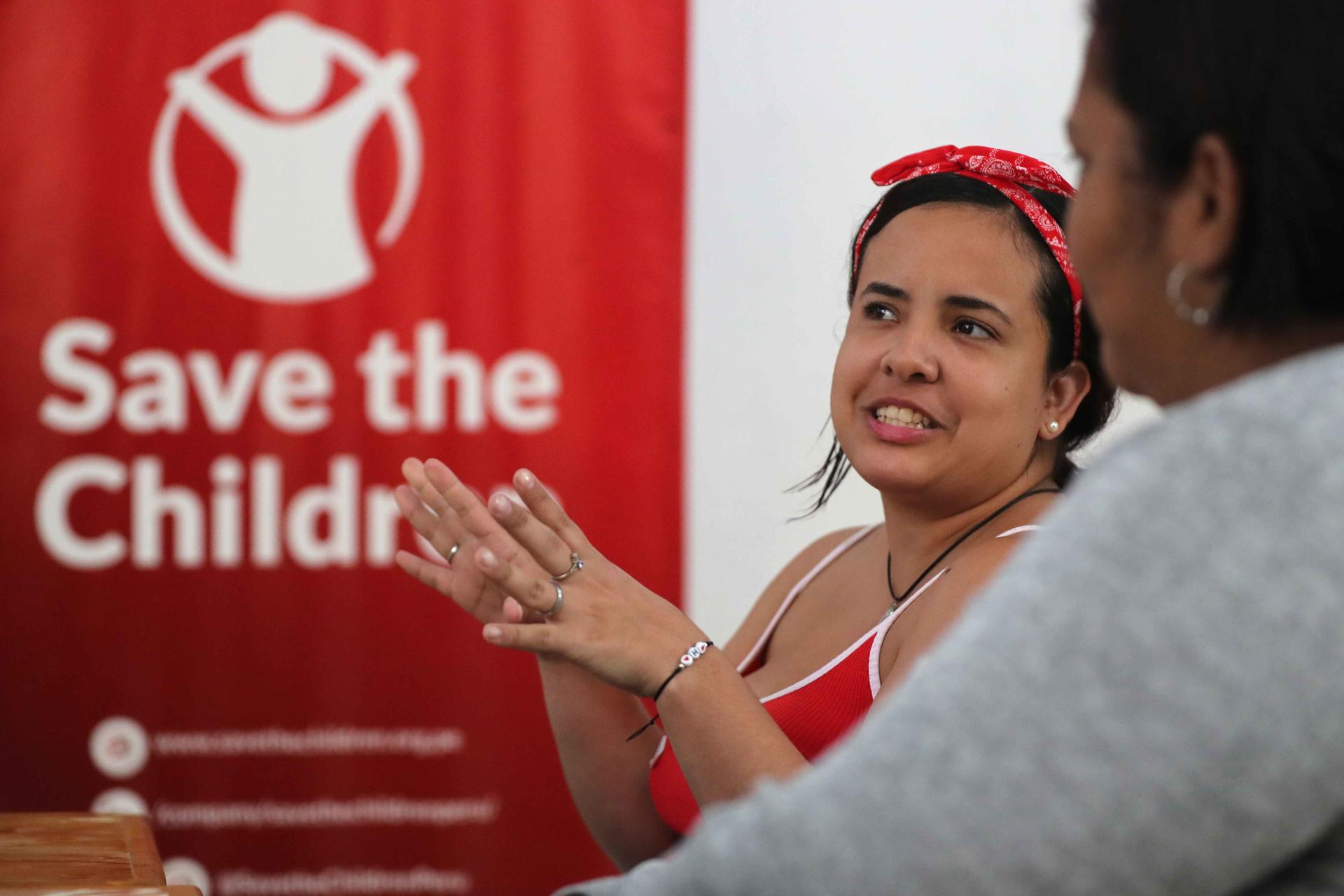 Fotografía del 28 de abril de 2025 de una mujer hablando en un centro parroquial en Lima (Perú). EFE/ Paolo Aguilar