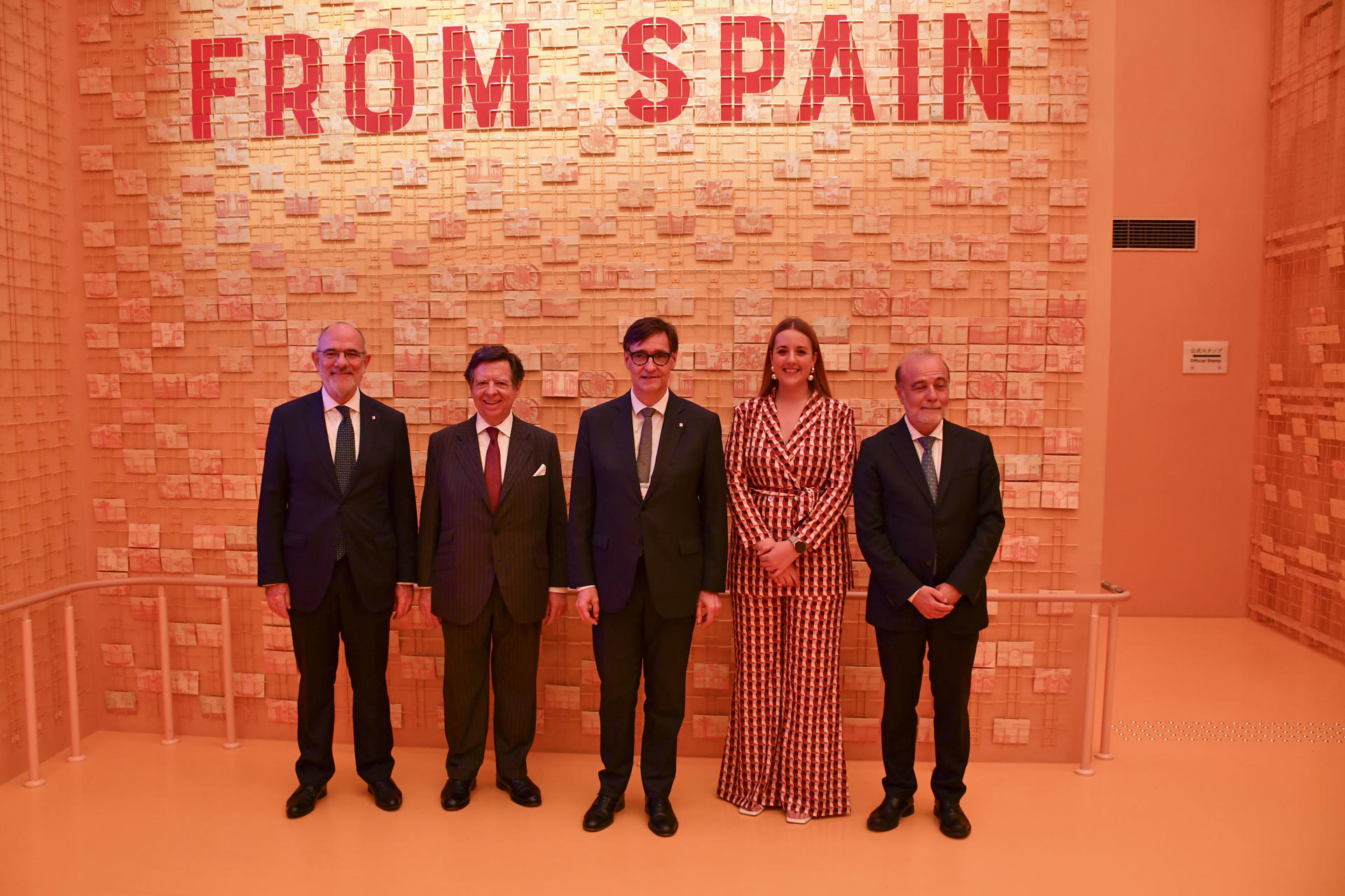 El presidente de la Generalitat, Salvador Illa (c), inauguró este miércoles la Semana de Cataluña en la Exposición Universal de Osaka. EFE/Edurne Morillo
