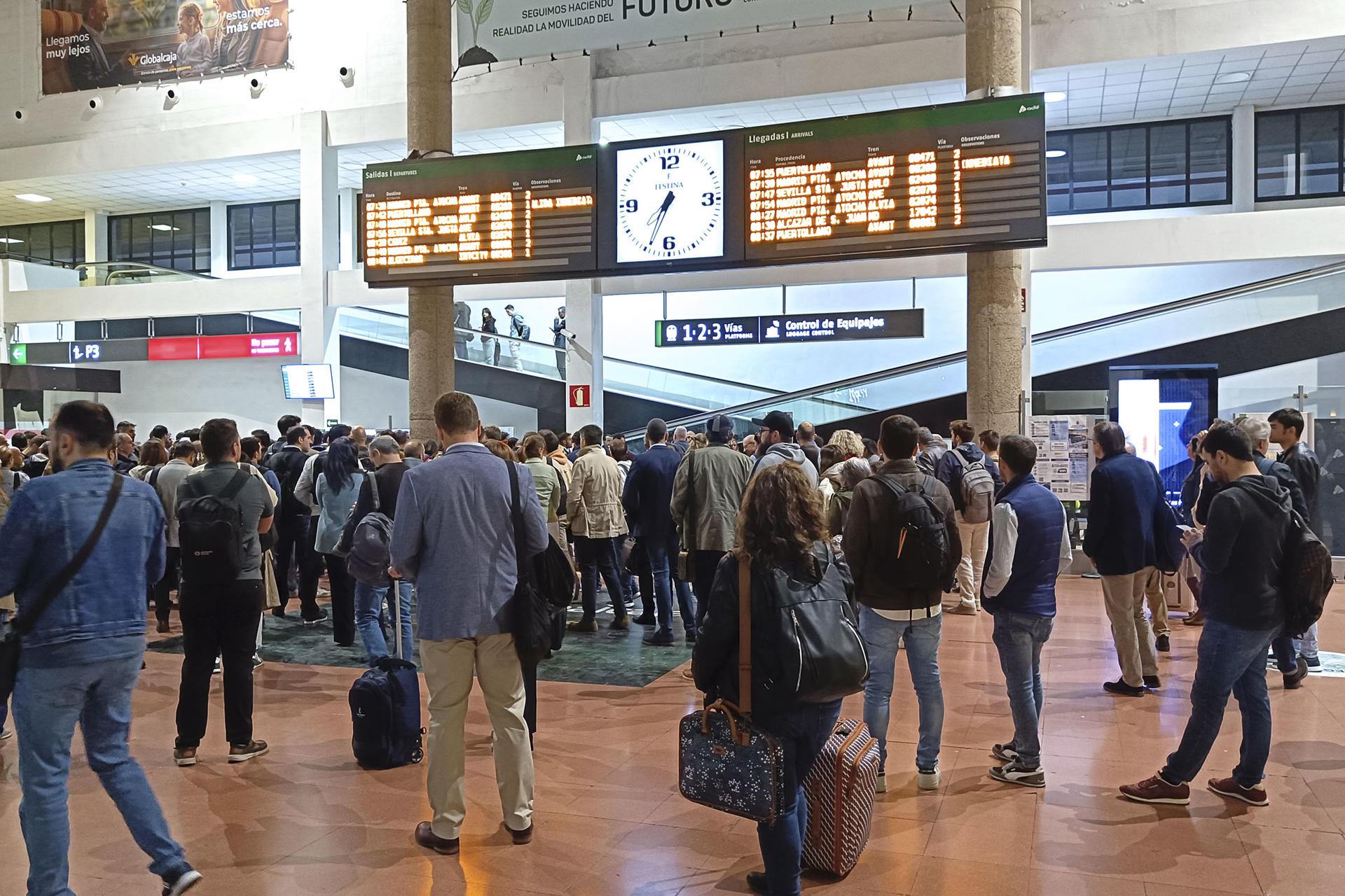 Foto de archivo de viajeros de trenes afectados por incidencias en el servicio de trenes de Alta Velocidad (AVE). EFE/Jesús Monroy