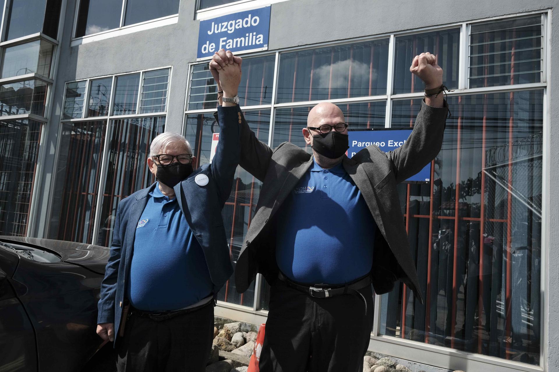 El activista de 76 años Marco Castillo (i) y su pareja Rodrigo Campos (d) posan durante su boda, el 26 de mayo de 2020, el día en que el matrimonio entre personas del mismo sexo se convirtió en legal en Costa Rica, en plena pandemida de covid. EFE/Jeffrey Arguedas/Archivo