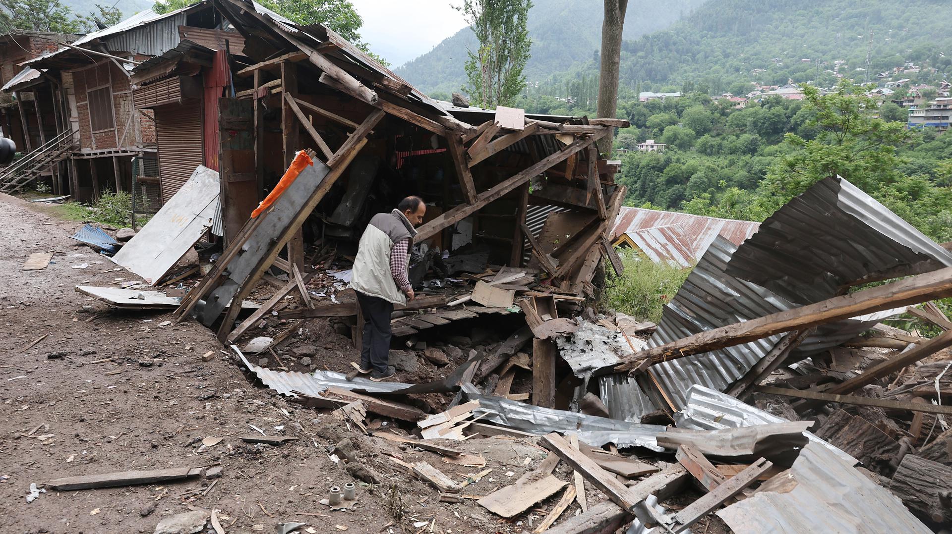 Un hombre indio de Cachemira inspecciona una casa dañada por los bombardeos transfronterizos de Pakistán, cerca de la línea de control en Lagamma Uri, Cachemira, India, el 9 de mayo de 2025. EFE/EPA/FAROOQ KHAN