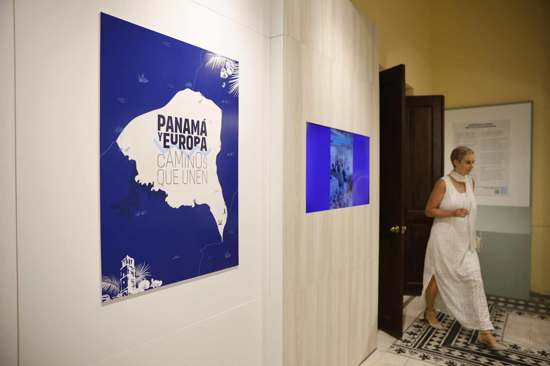 Una persona asiste la exposición 'Panamá y Europa: caminos que unen', este jueves en el Palacio de Gobierno en ciudad de Panamá. EFE/ Bienvenido Velasco