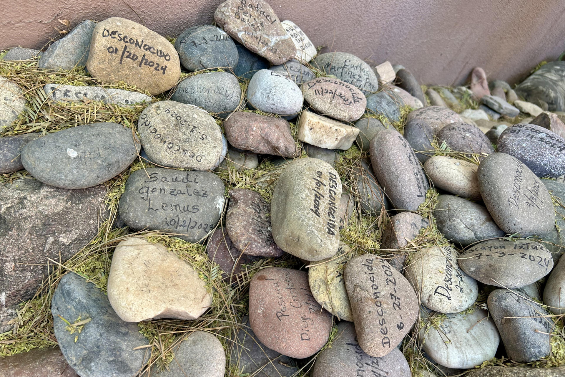 Fotografía de piedras con los nombres de migrantes fallecidos en el desierto de Arizona, frente a la entrada de la Iglesia Presbiteriana del Sur en Tucson, Arizona (Estados Unidos). EFE/ María León
