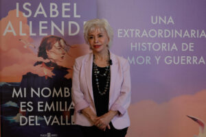 La escritora chilena Isabel Allende presenta este miércoles en Madrid su nueva novela, 'Mi nombre es Emilia del Valle', una historia de amor y guerra protagonizada por una mujer que sobrevive y se reinventa, un personaje de una saga, Del Valle, que empezó con 'La casa de los espíritus'. EFE/ Zipi